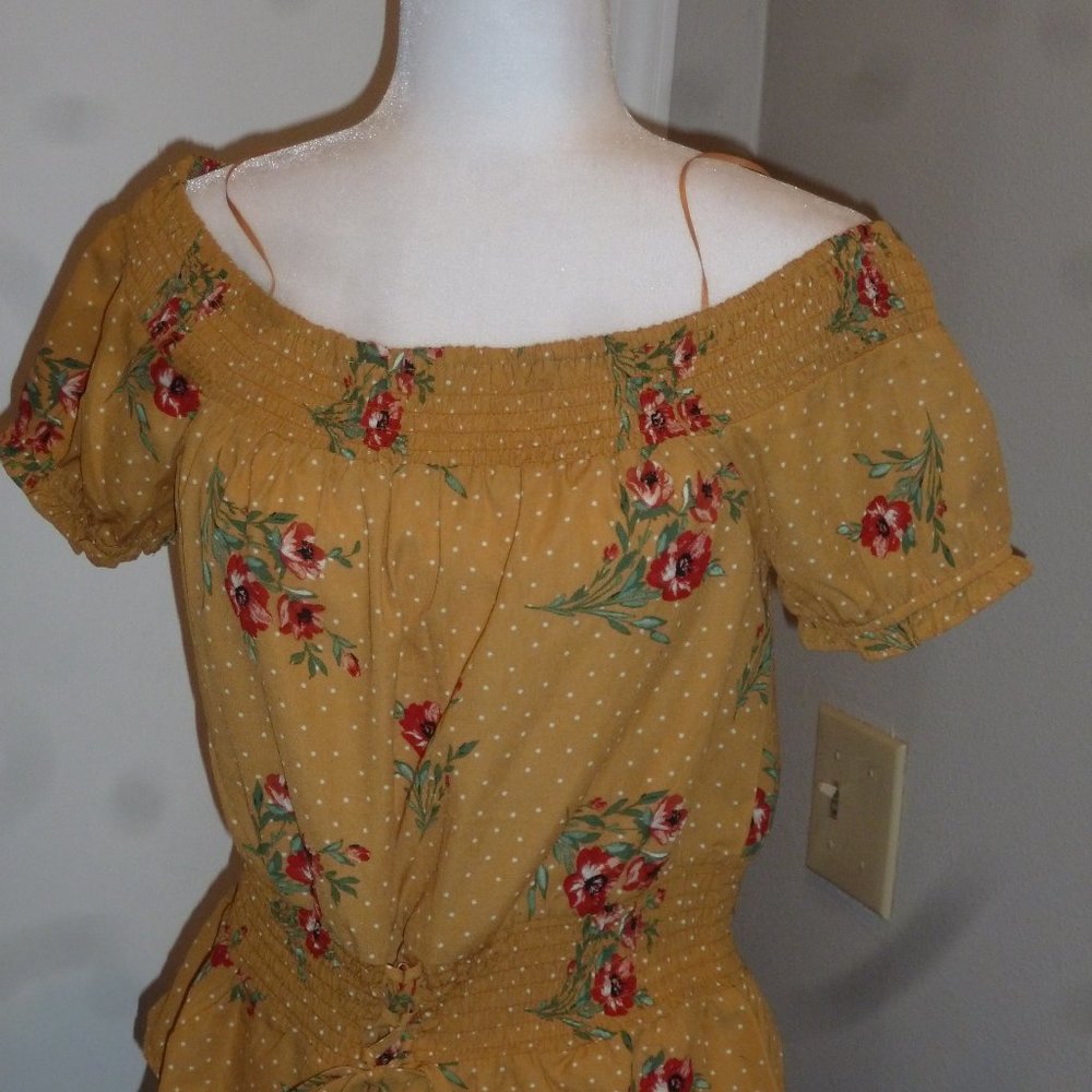 Cutest off shoulder floral top w/elastic waist NWT